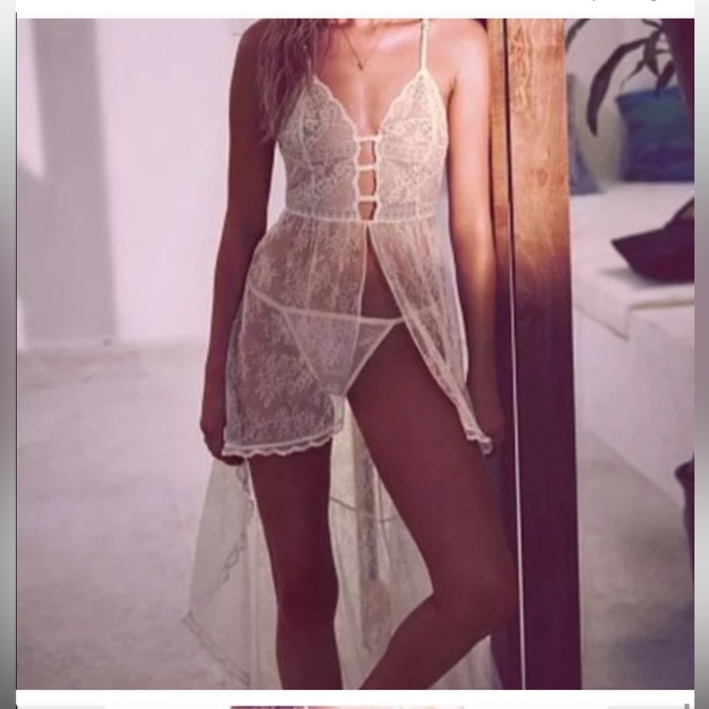 VS Designer Gown Coconut Lace Long Medium NEW